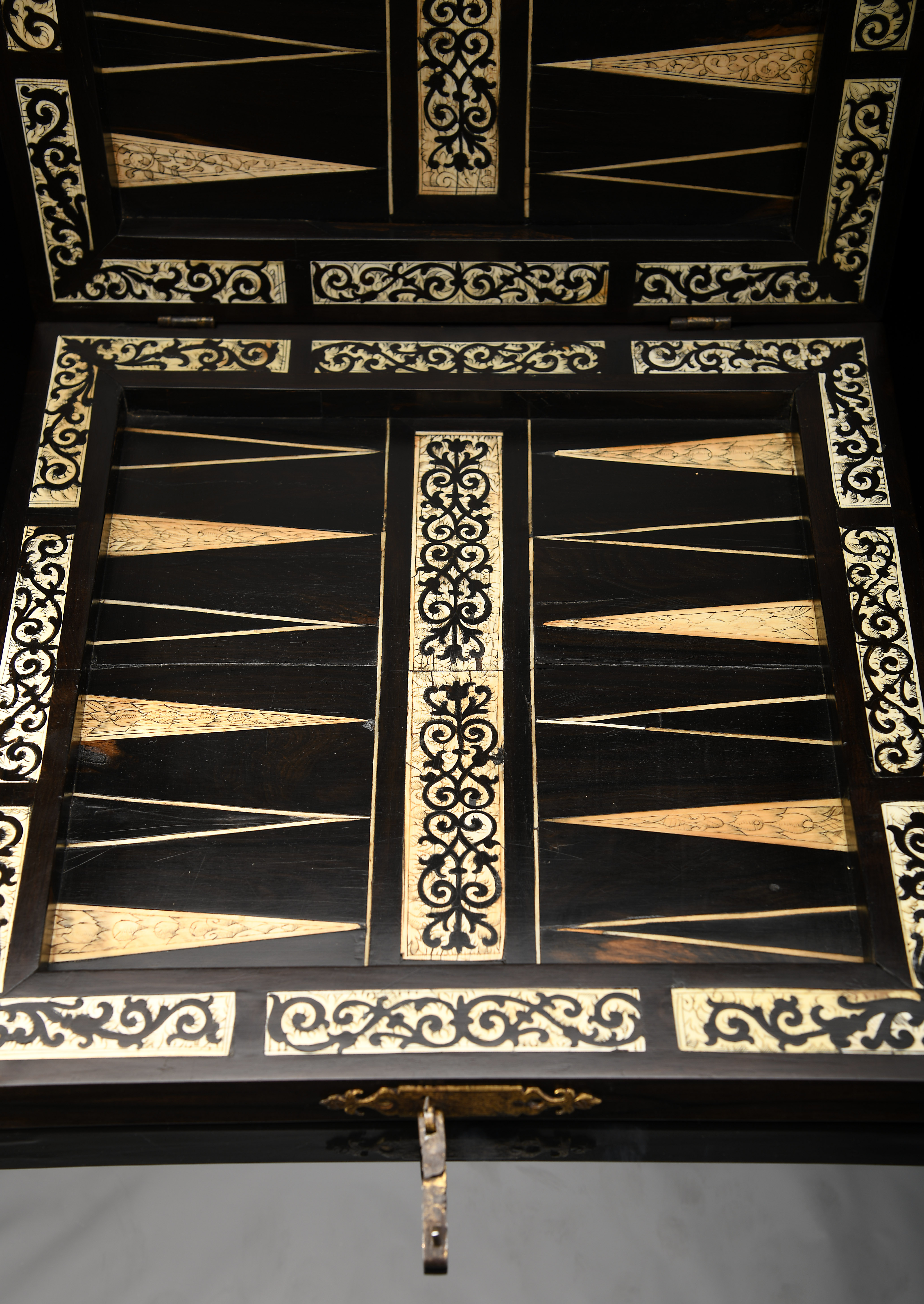 Chess, Backgammon and Nine Men’s Morris (Mill game) board articulated and closing in the shape of a  - Image 4 of 9