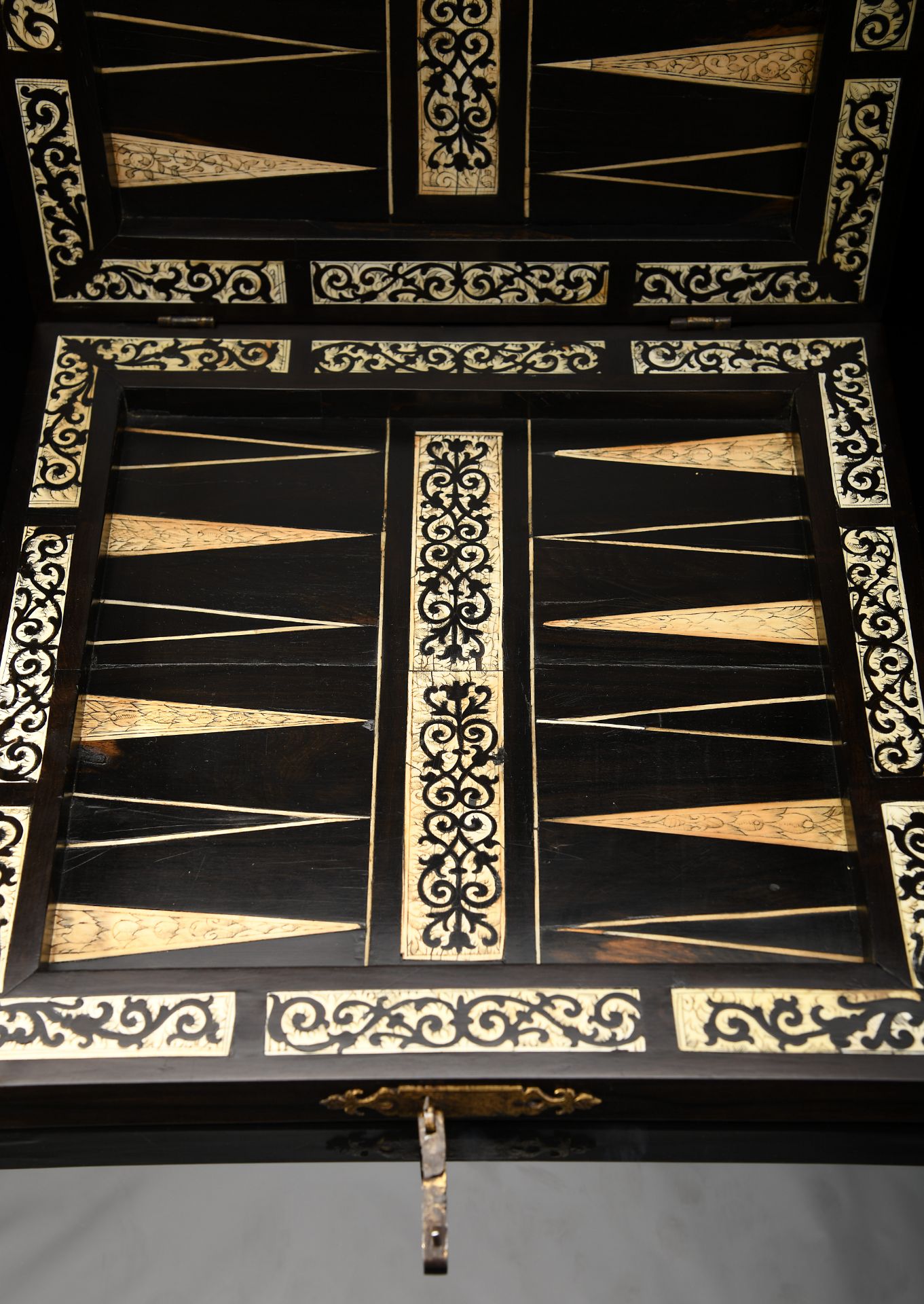 Chess, Backgammon and Nine Men’s Morris (Mill game) board articulated and closing in the shape of a  - Image 4 of 9