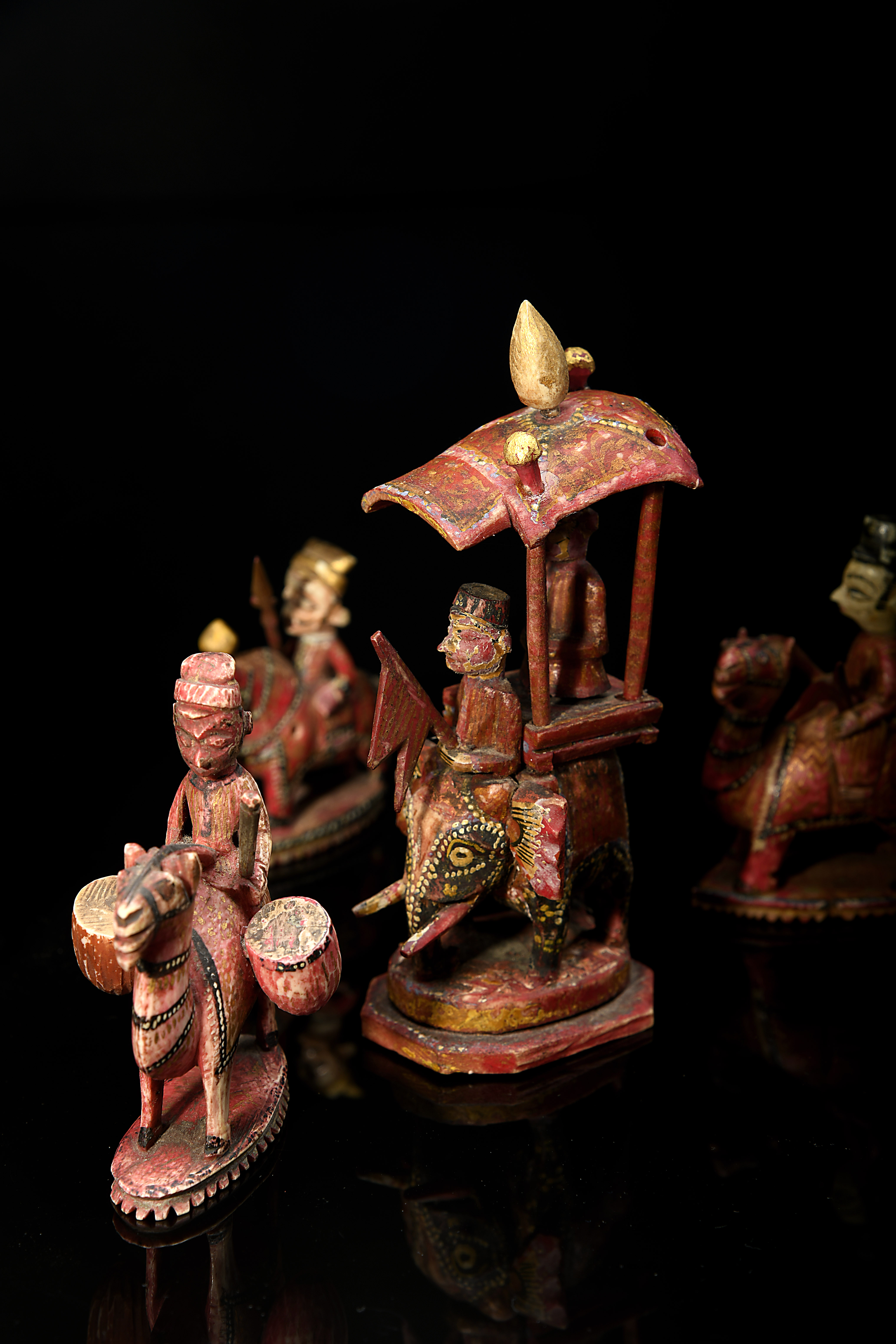Six chess pieces - red bishops, knights and rooks «howdah» - Image 7 of 7