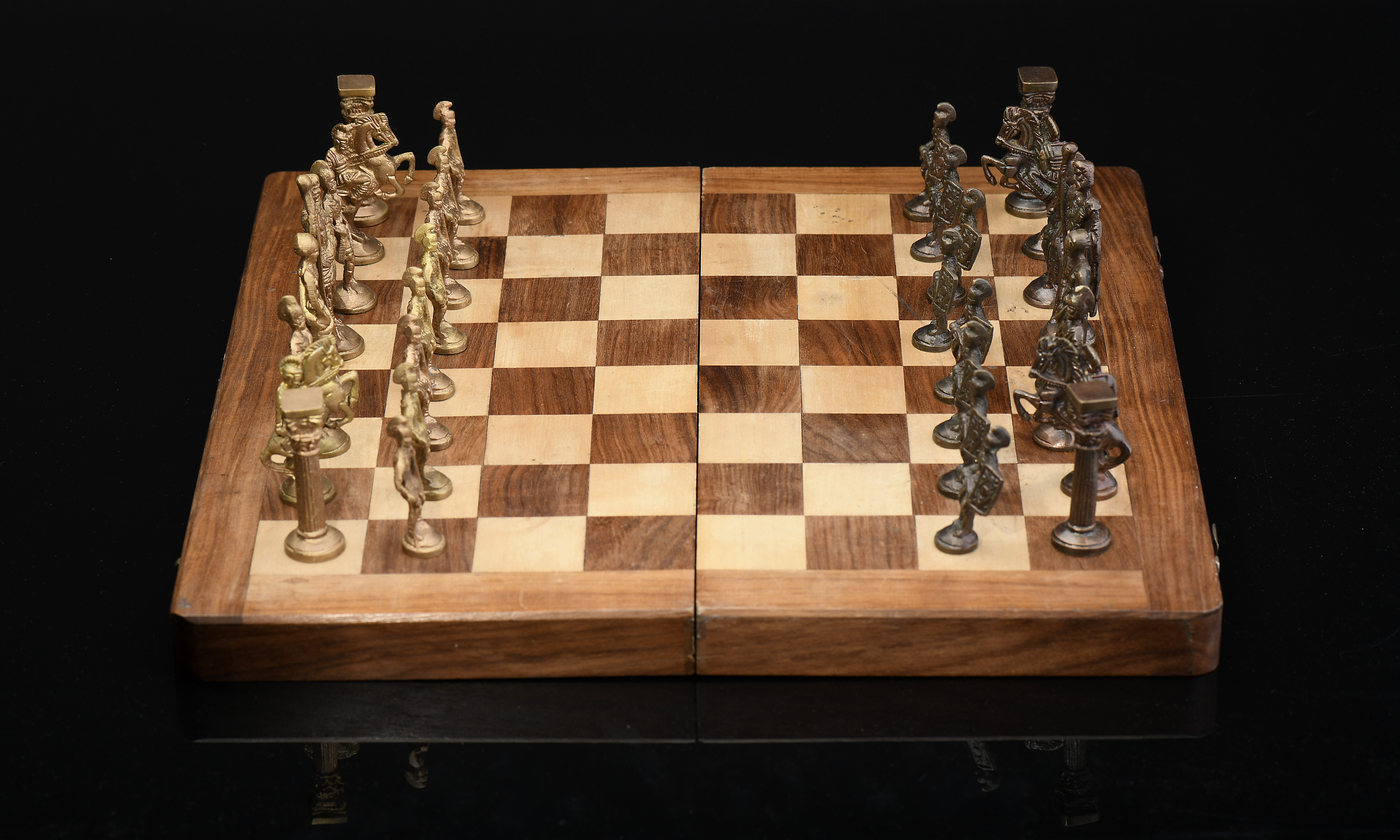 Chess pieces "Roman Armies" and chessboard closing in a box shape