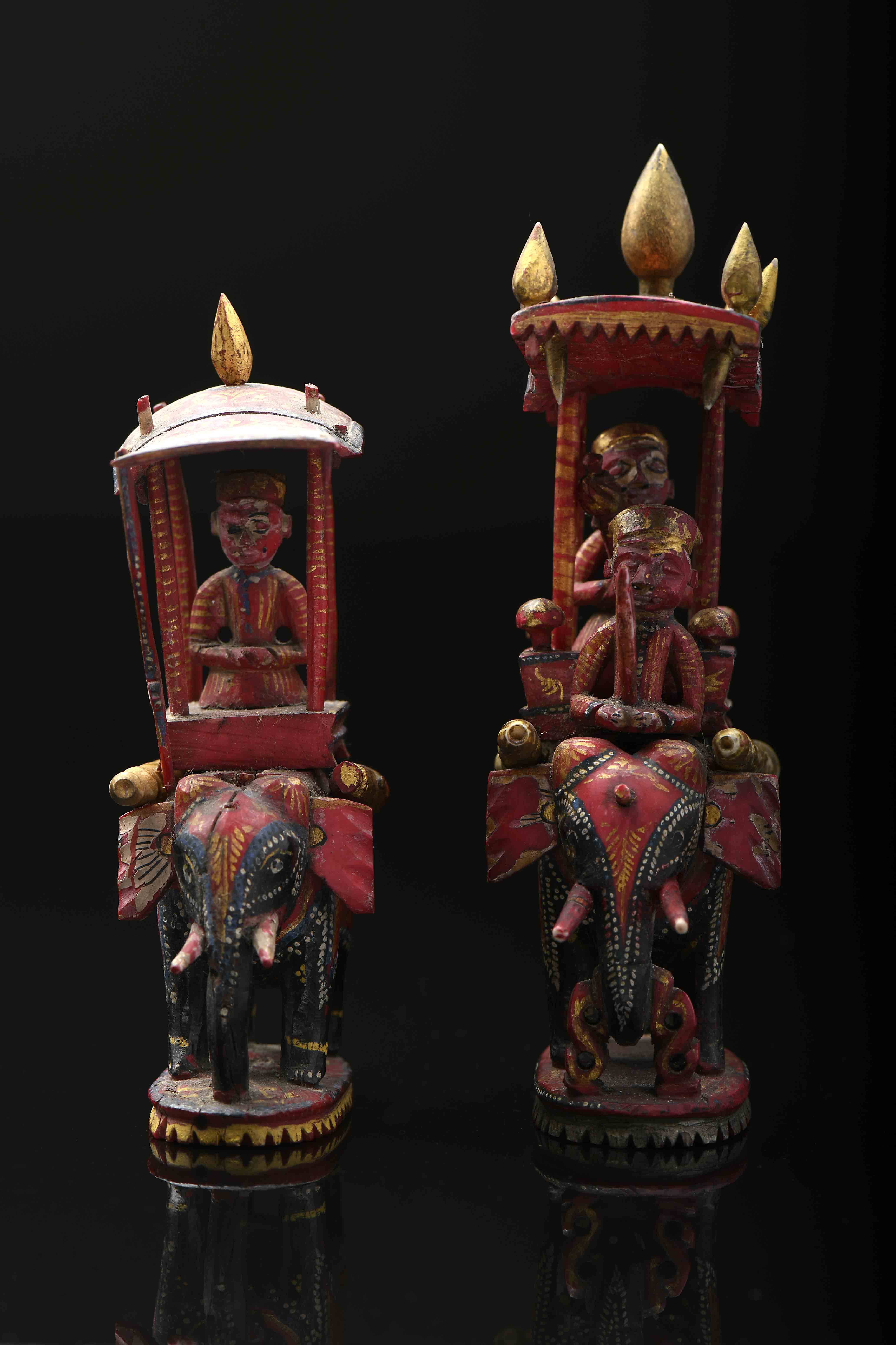 Two chess pieces - red king and queen «howdah» - Image 2 of 5