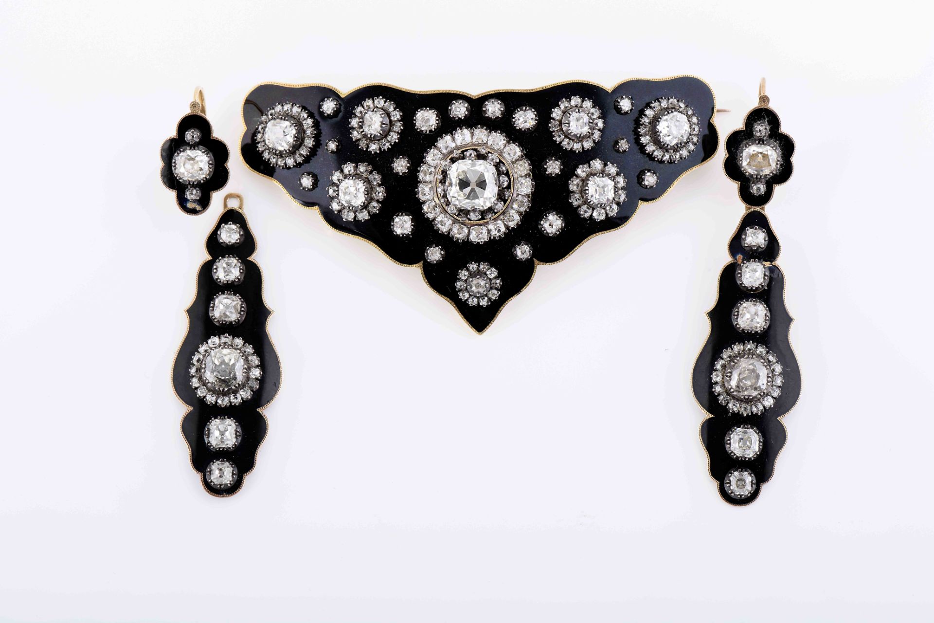 A demi-parure - brooch and pair of earrings - Image 2 of 2