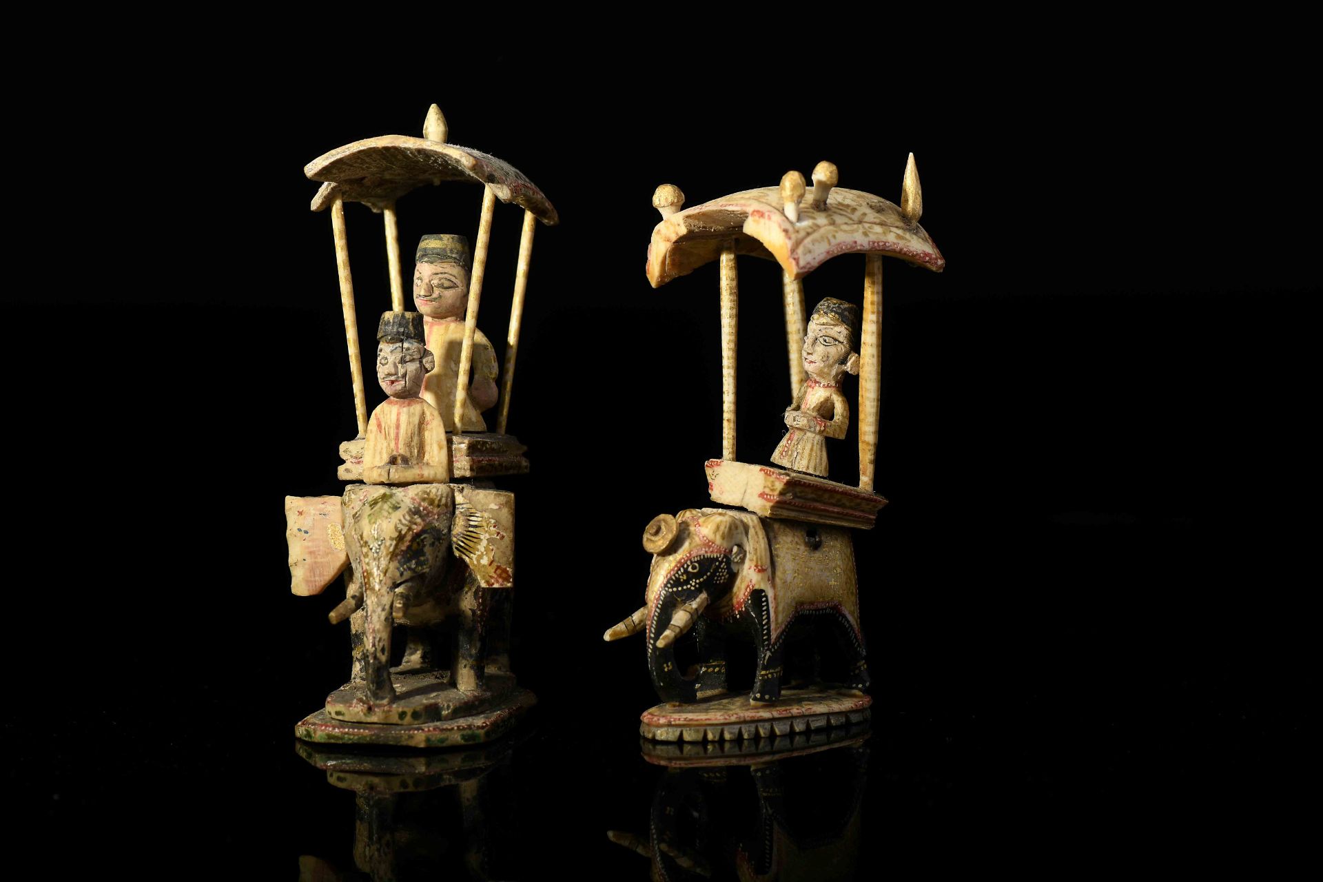 Two chess pieces - white king and queen «howdah» - Bild 2 aus 4