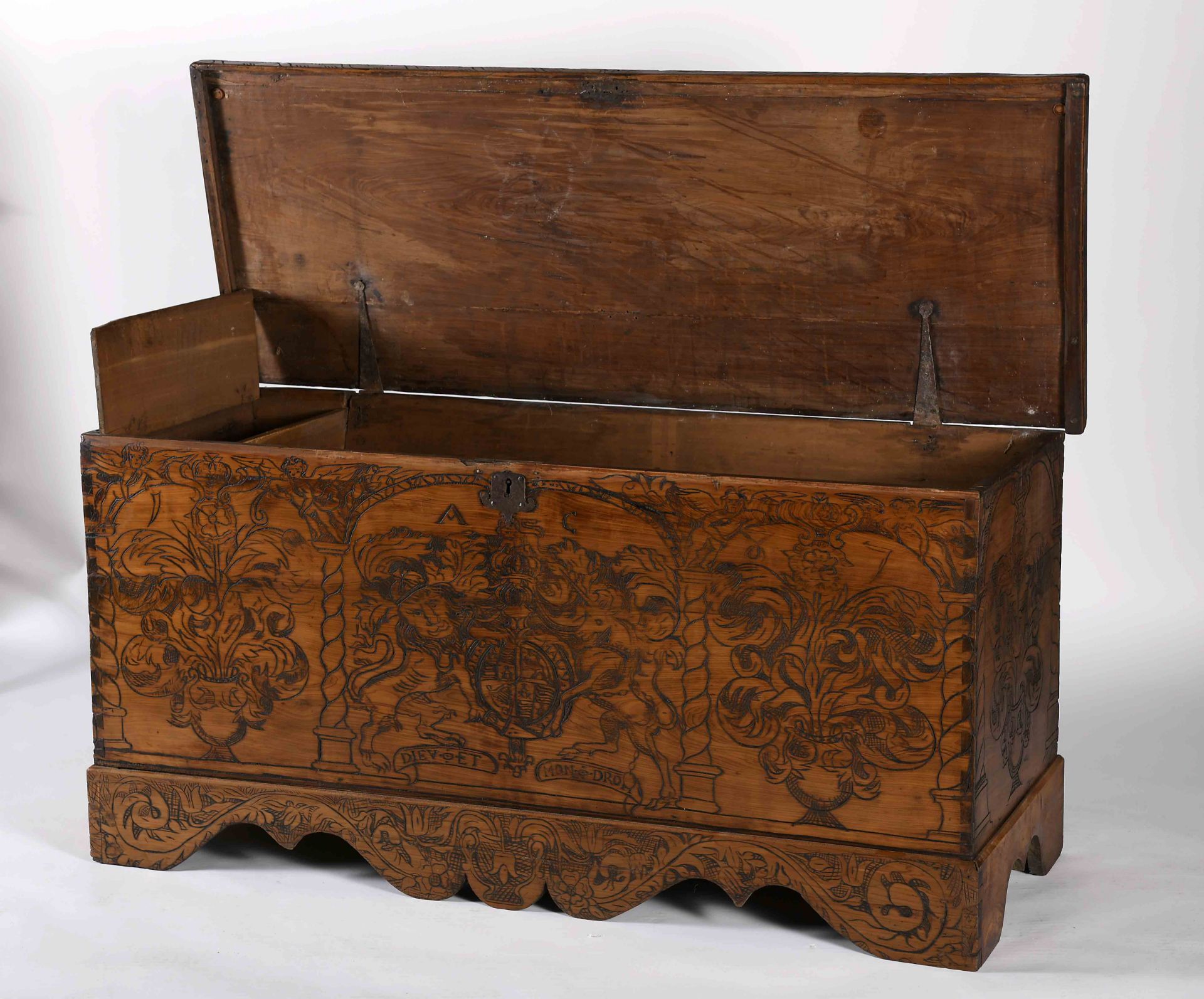 A grooved decoration large chest with solles - 1687 - Image 3 of 4