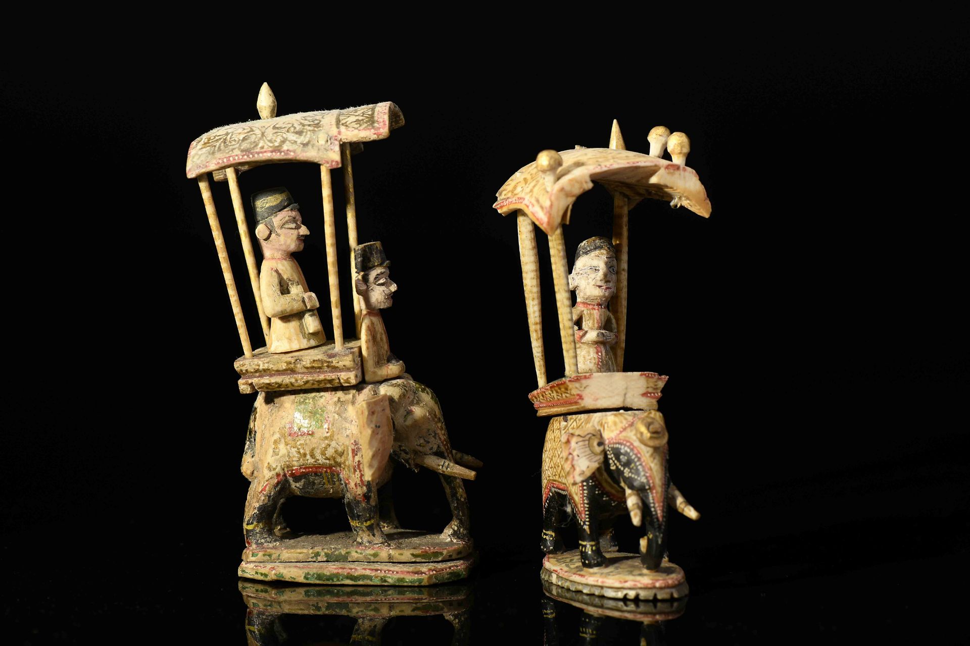 Two chess pieces - white king and queen «howdah»