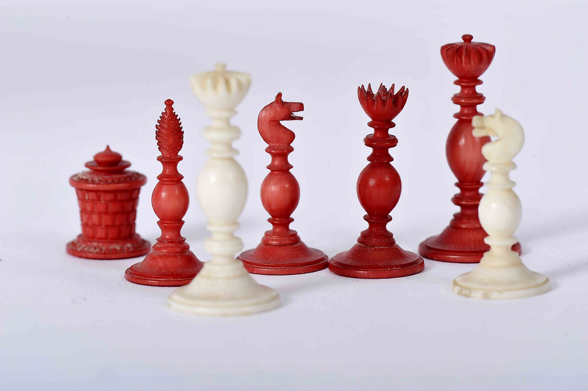 A miniature Game Table with miniature Chess Pieces - Bild 7 aus 10