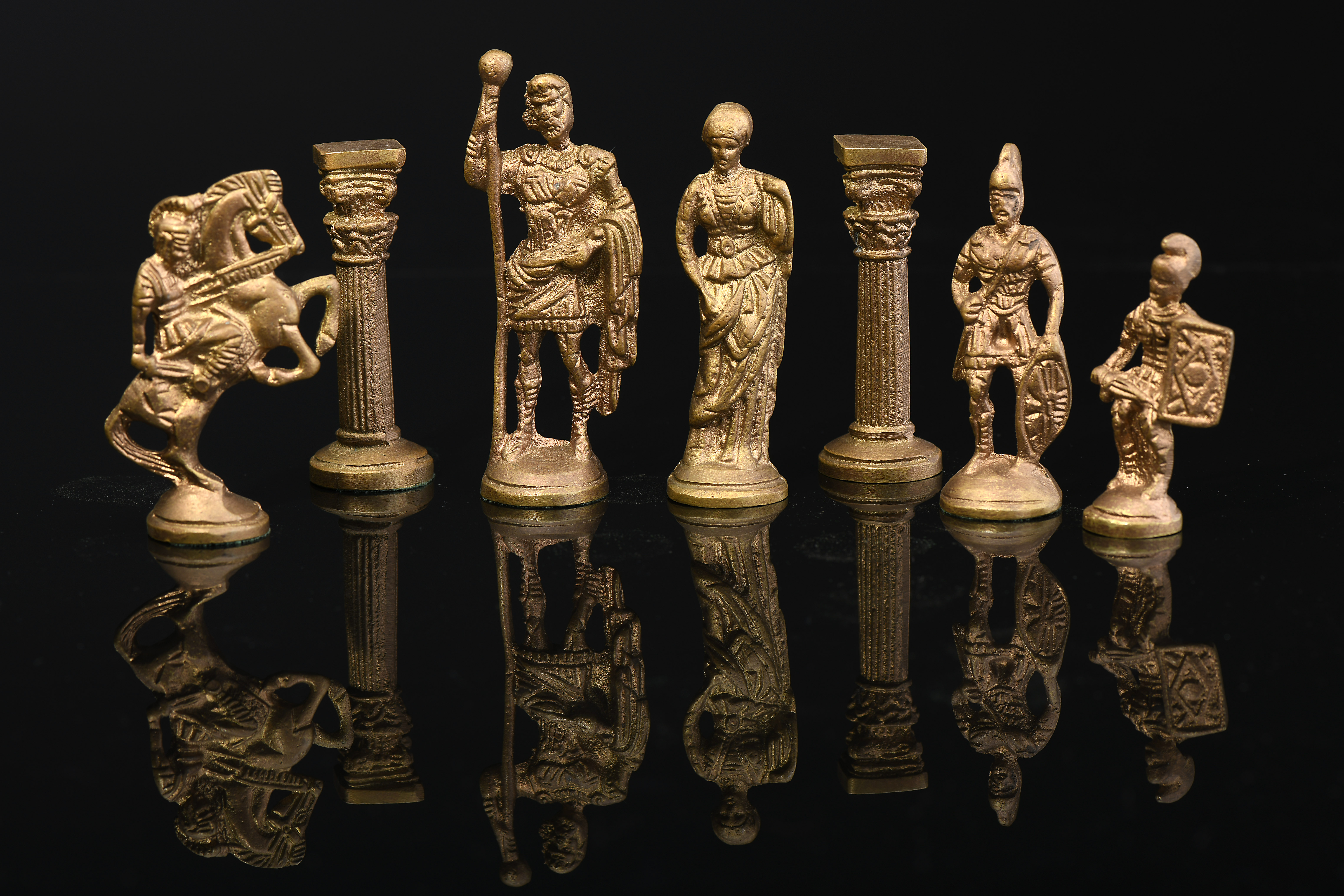Chess pieces "Roman Armies" and chessboard closing in a box shape - Image 3 of 4