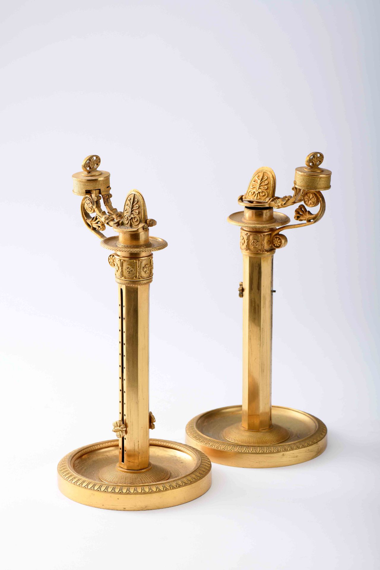 A pair of candlesticks with candle lifting and tightening system - Bild 4 aus 4