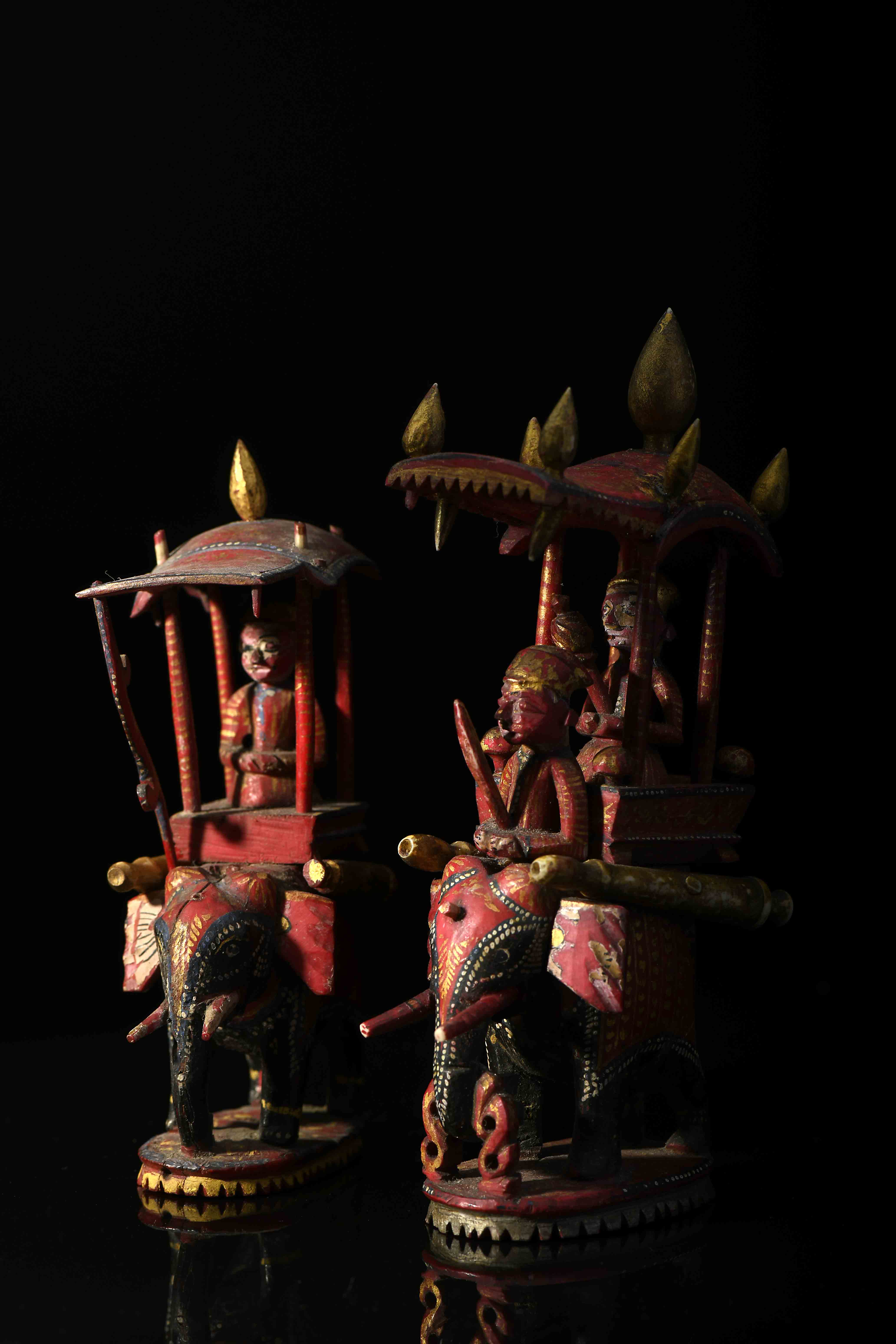 Two chess pieces - red king and queen «howdah» - Image 3 of 5