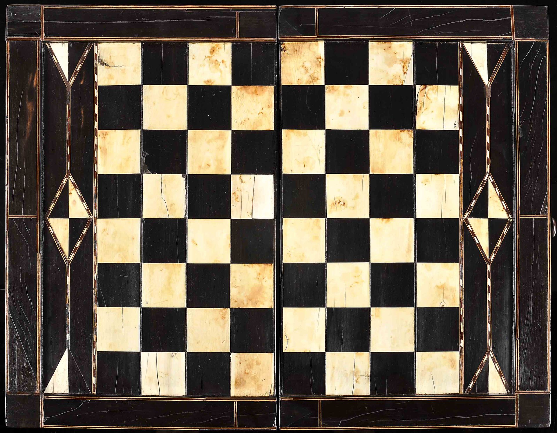 Articulated chess and backgammon board closed in the shape of a box with backgammon pieces - Image 2 of 9