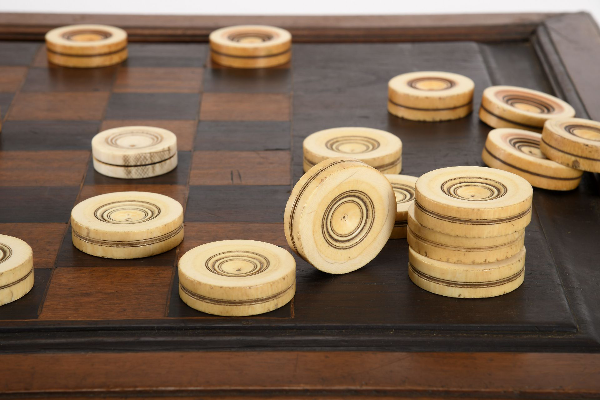 A Backgammon and Chess board (double-sided) - Image 4 of 6