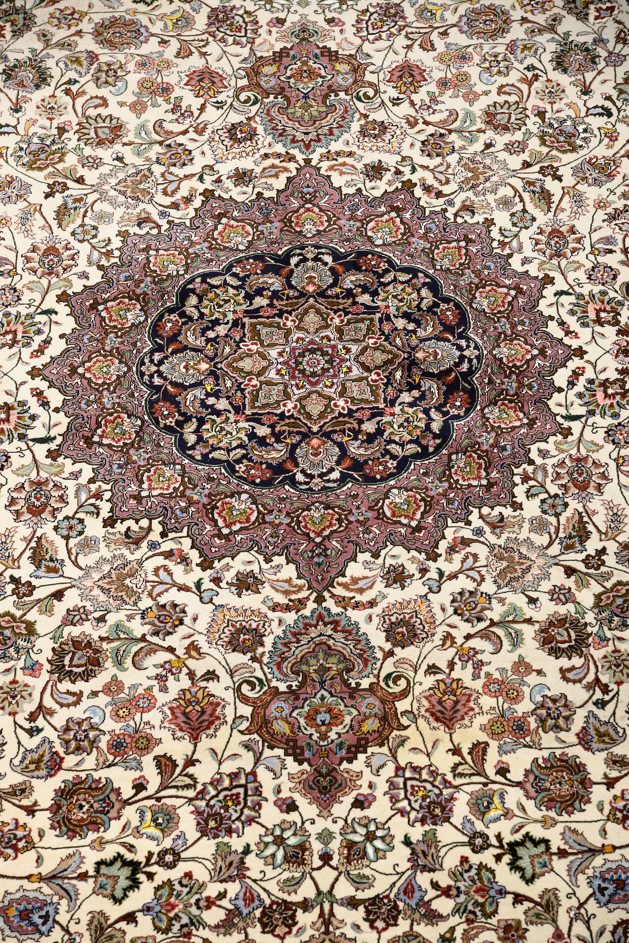 A large carpet - Image 2 of 2