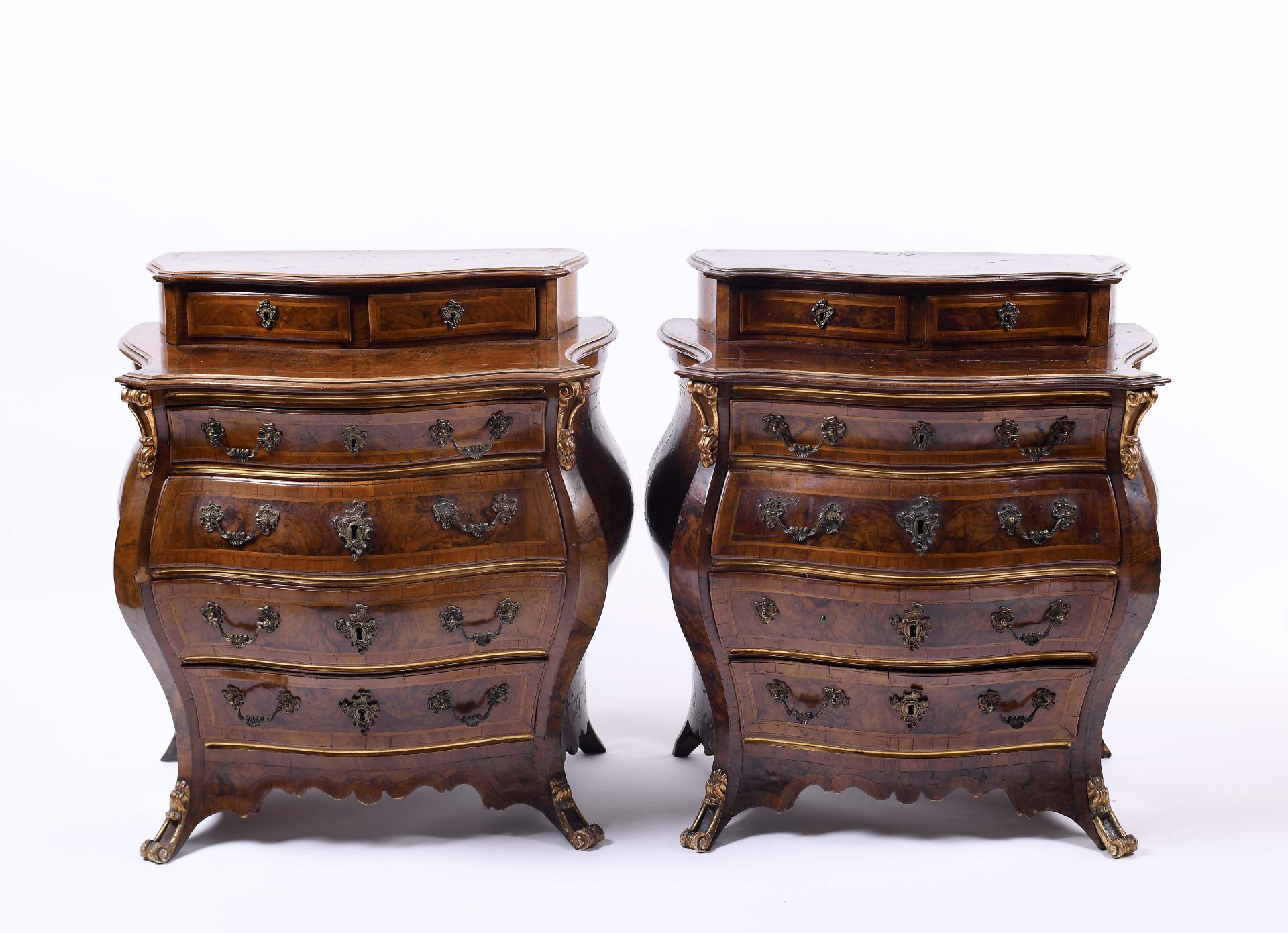 A pair of «bombée» commodes with a small top