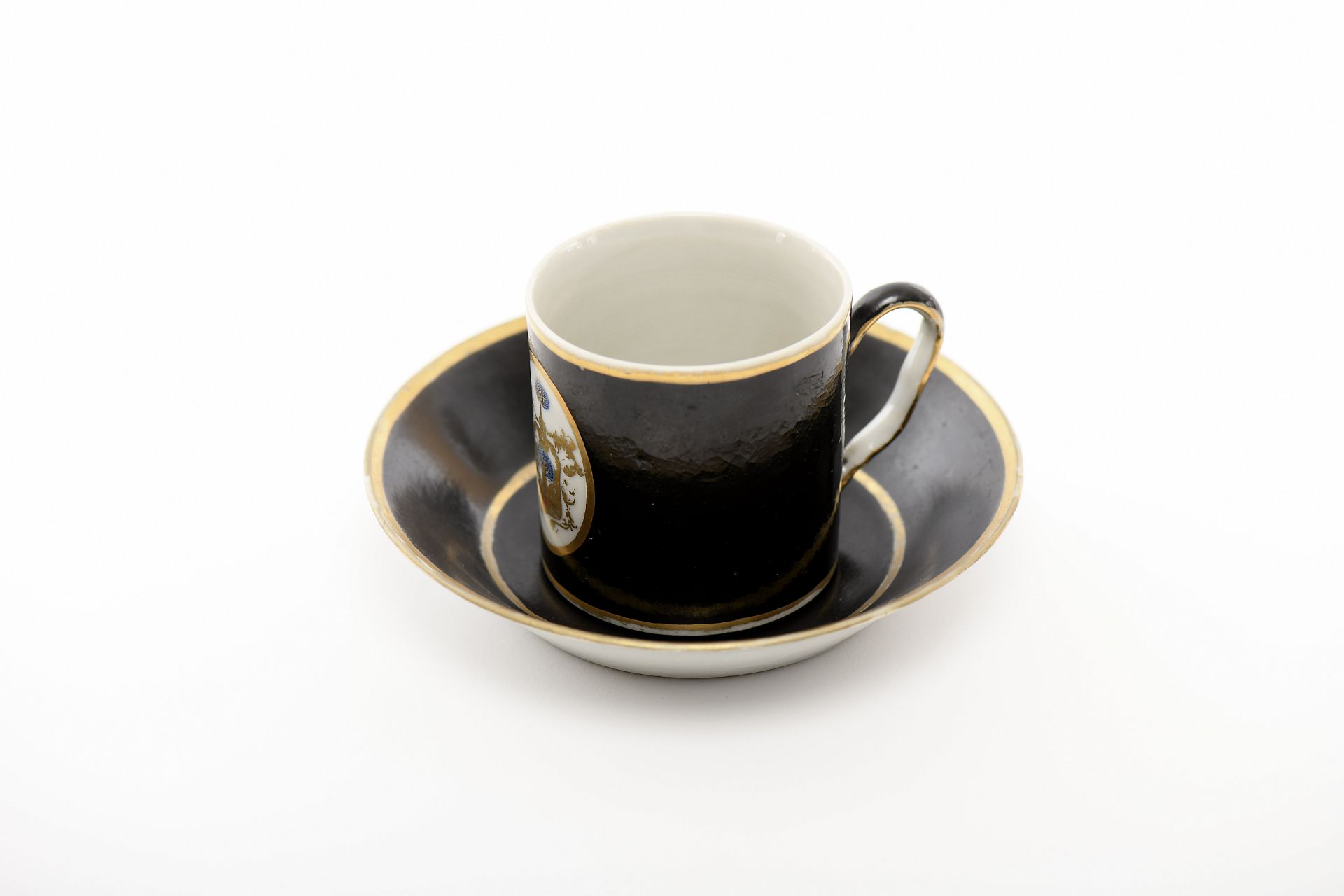 A cup with saucer - Image 2 of 4