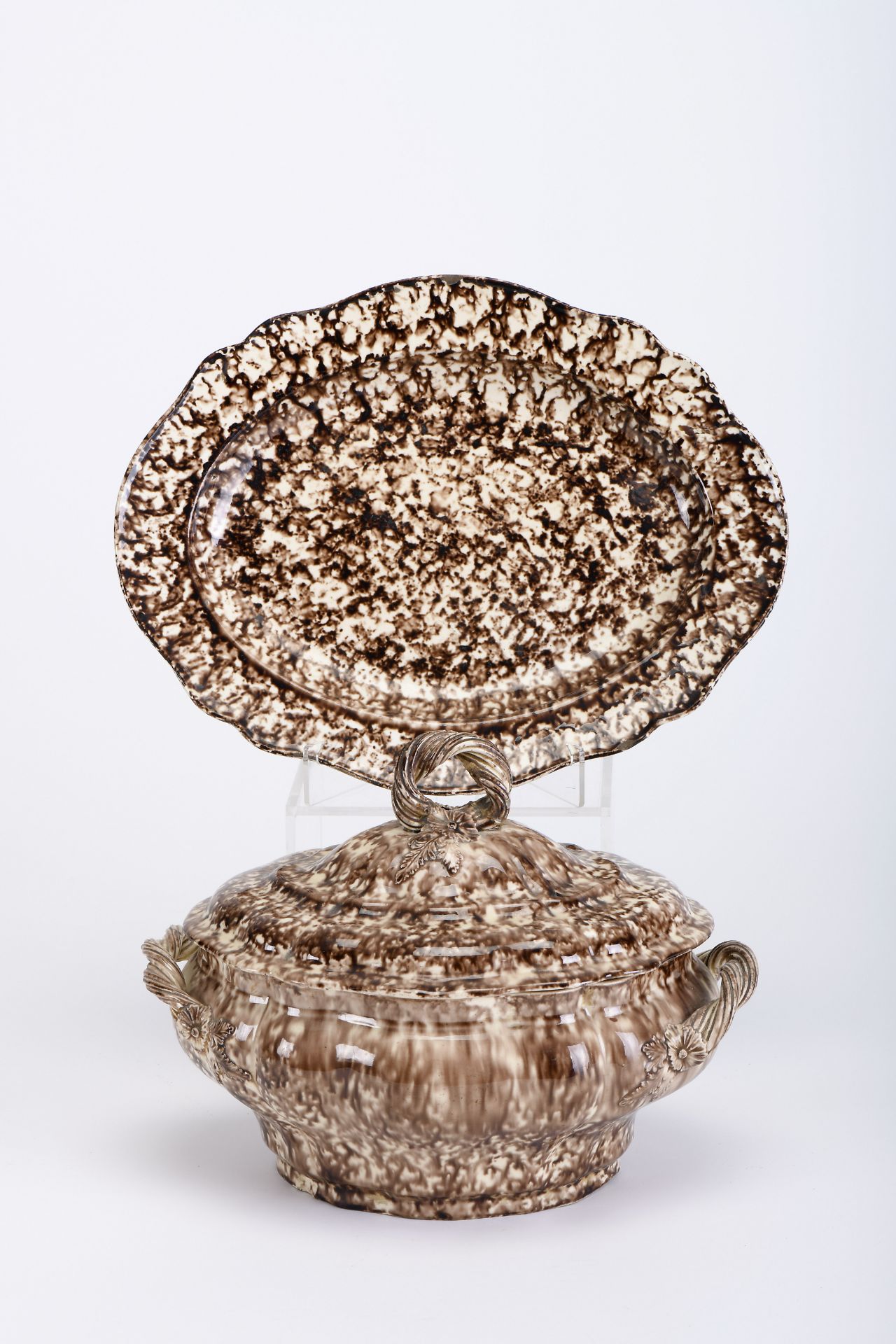 An oval scalloped tureen with stand - Image 3 of 3