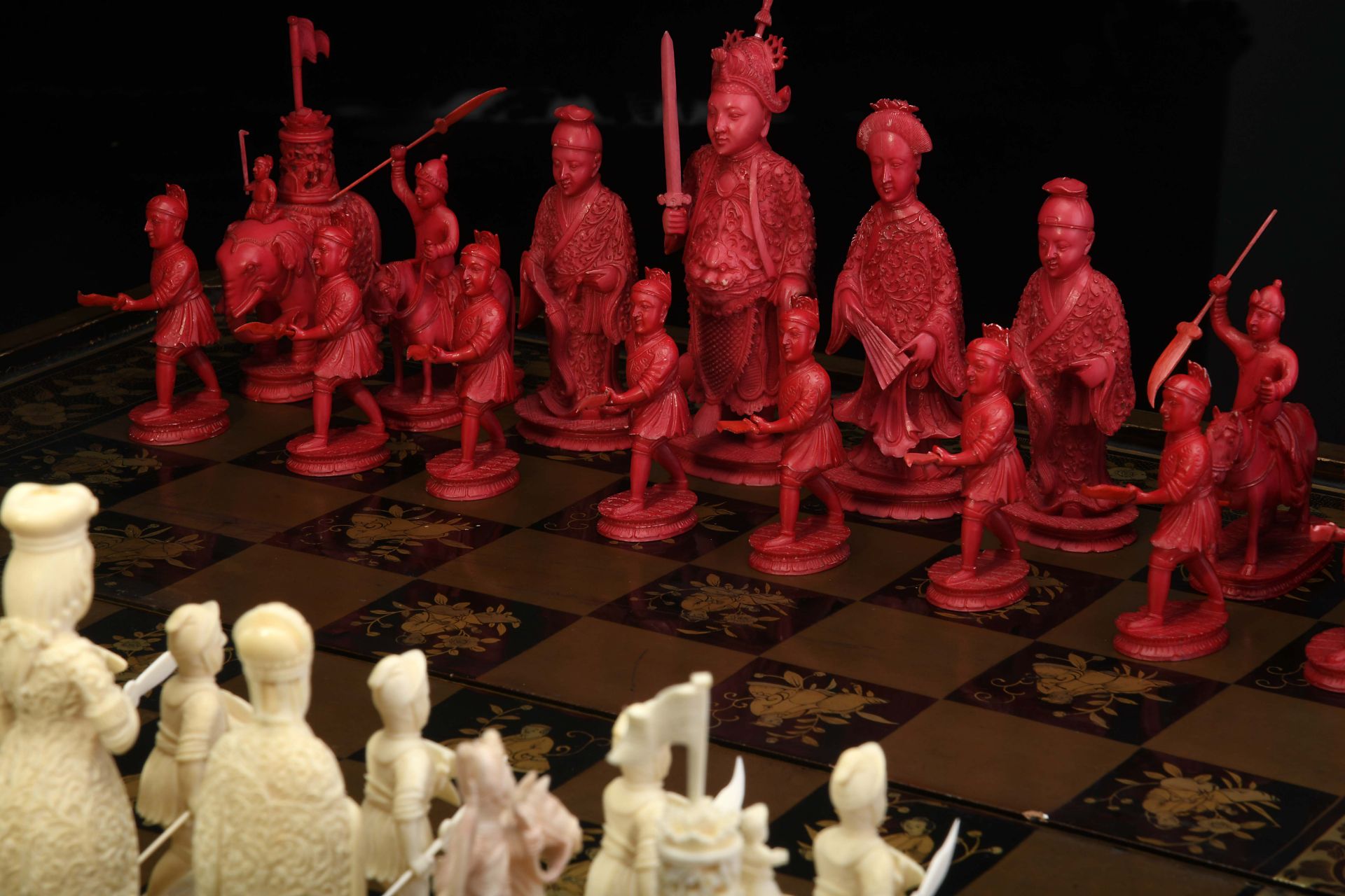 Chess Pieces - English Army against Chinese Army and hinged board closing in the shape of a box - Bild 8 aus 9