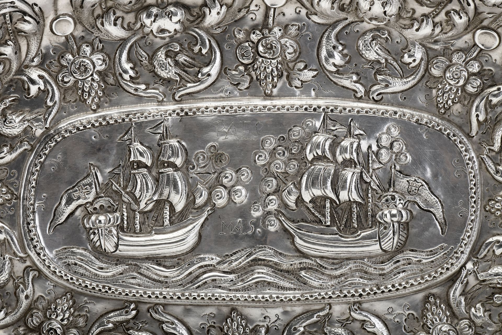 An oval ceremonial salver - Bild 4 aus 4