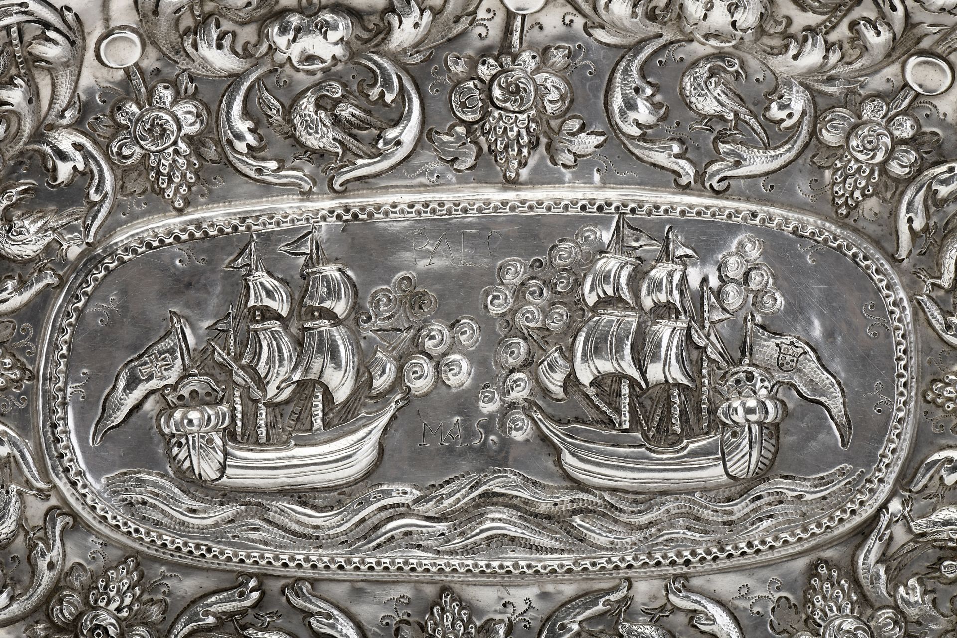 An oval ceremonial salver - Image 4 of 4