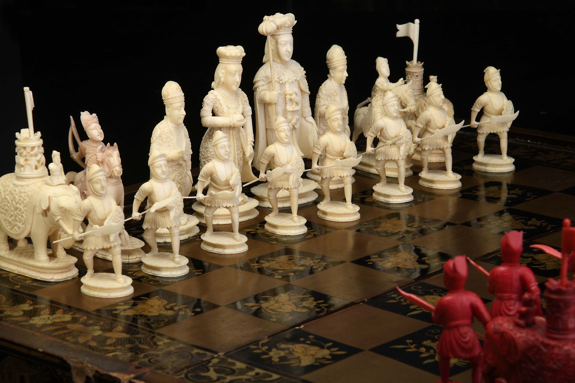 Chess Pieces - English Army against Chinese Army and hinged board closing in the shape of a box - Bild 9 aus 9