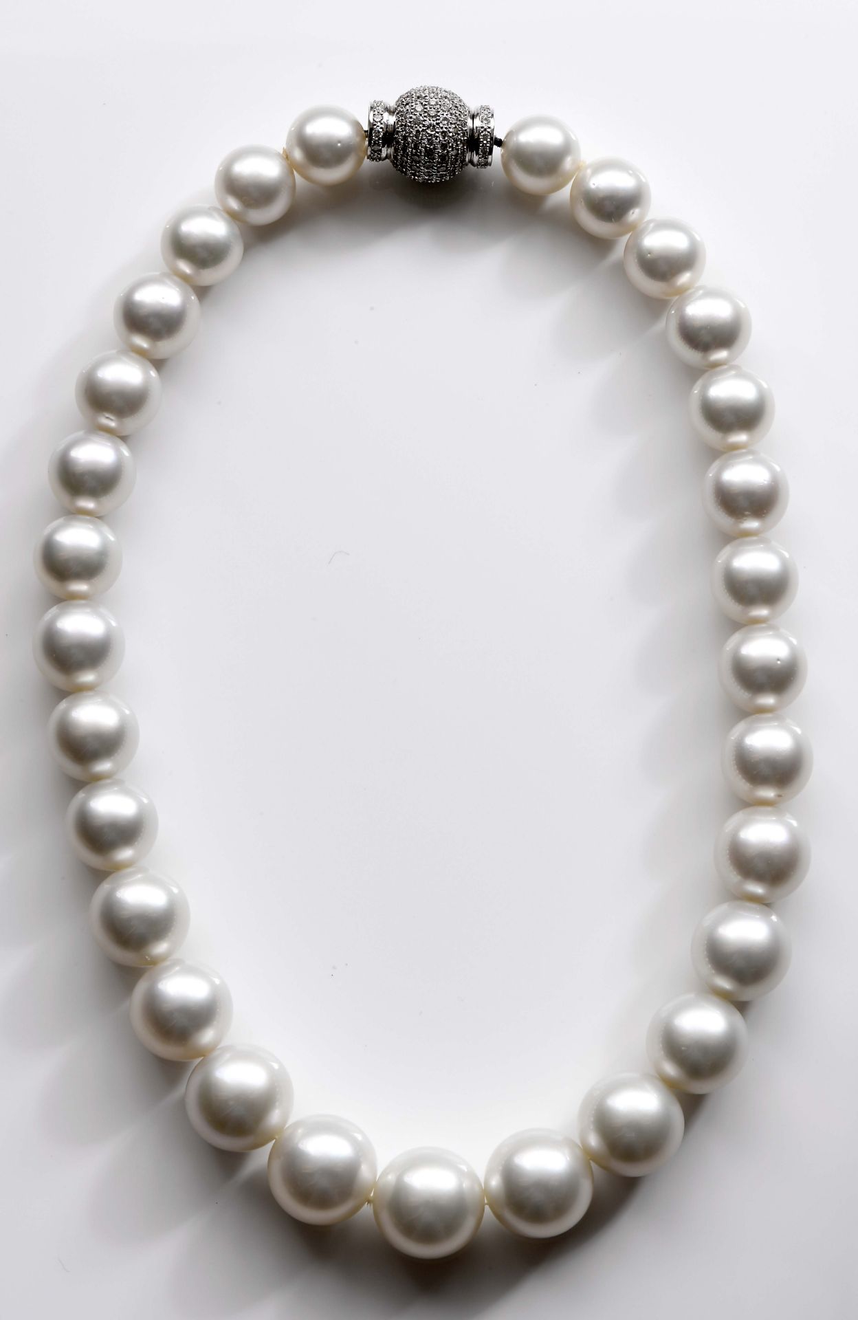 A necklace - Bild 2 aus 3