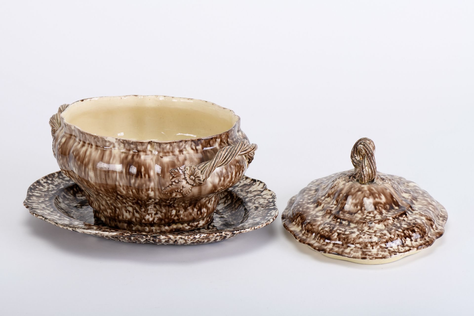 An oval scalloped tureen with stand - Image 2 of 3