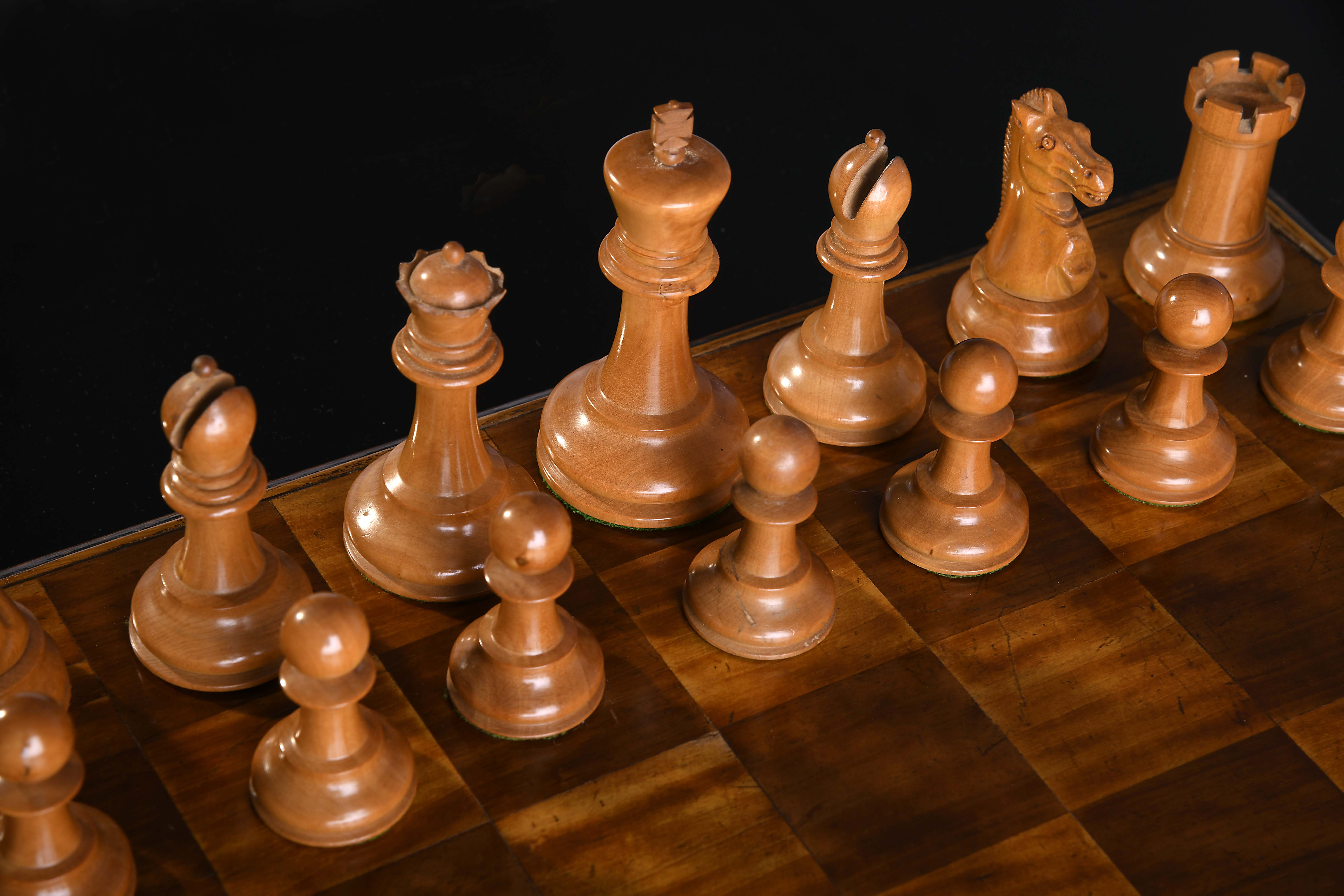 STAUNTON Chess Pieces and Chessboard - Image 4 of 5