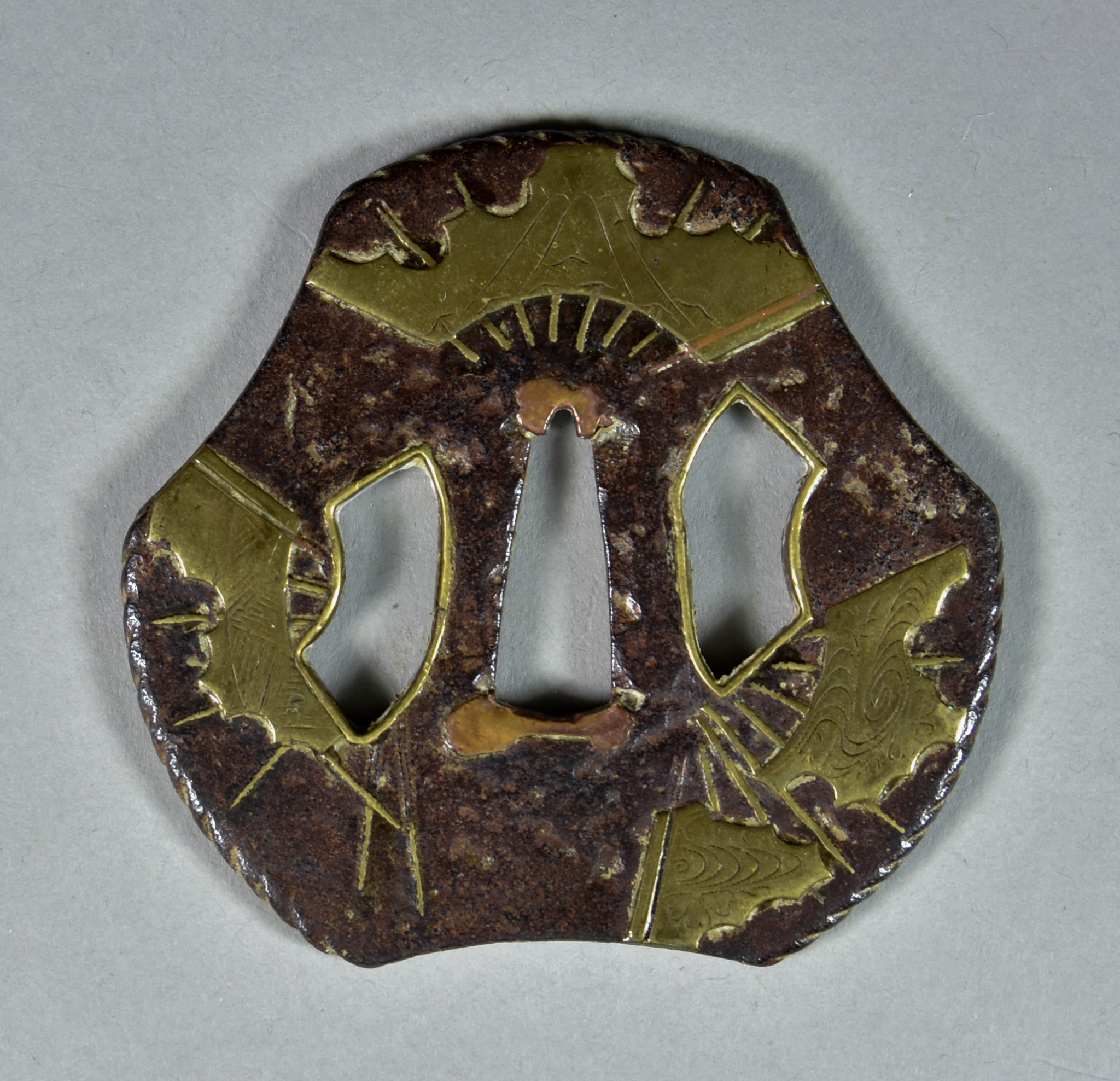 A Japanese Tsuba, iron Heianjo School depicting broken fans inlaid with brass, Edo period (1615- - Image 2 of 2