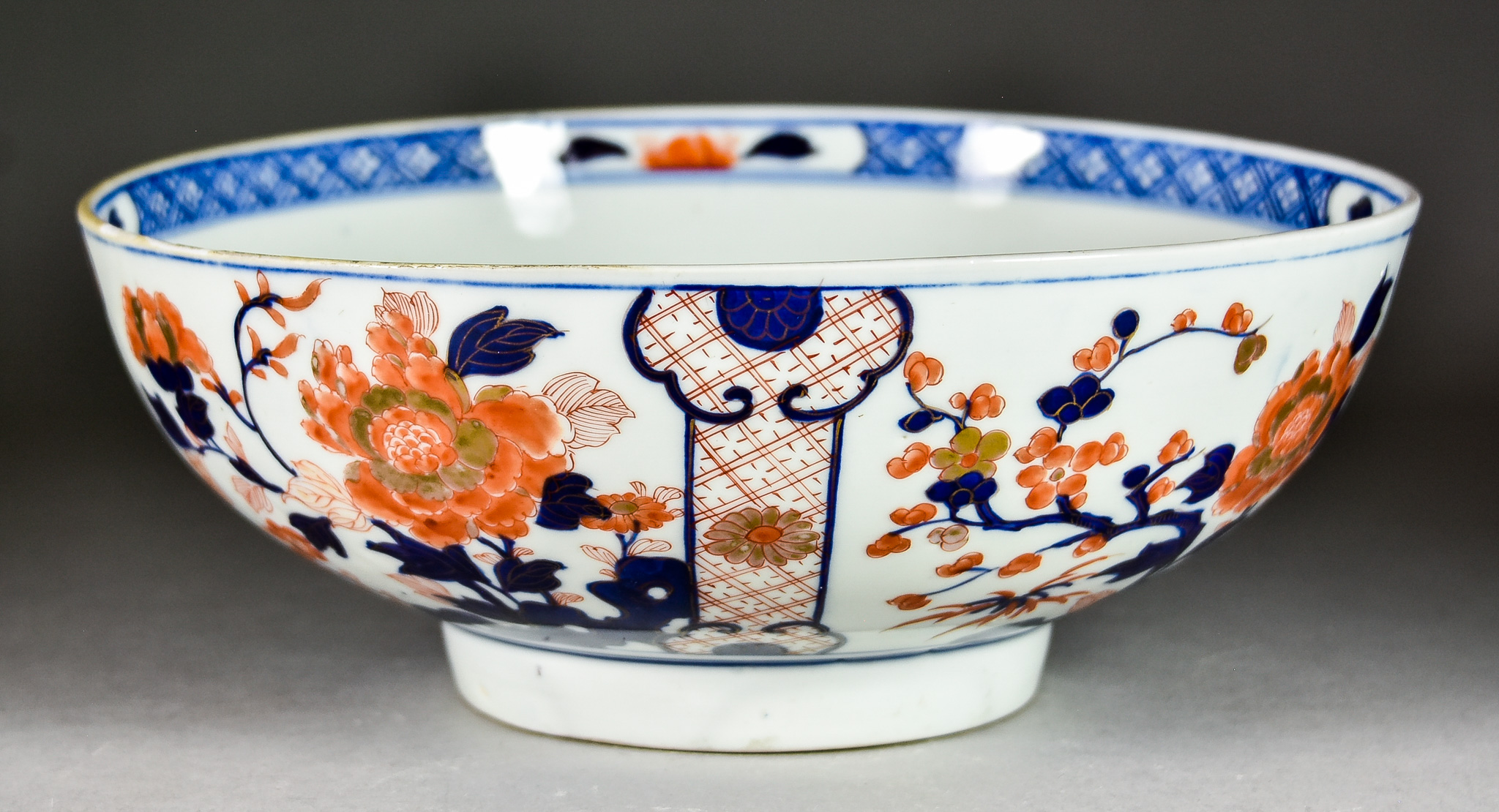 A Chinese Imari Porcelain Bowl, 19th Century, painted in underglaze blue and overglaze red and gilt,