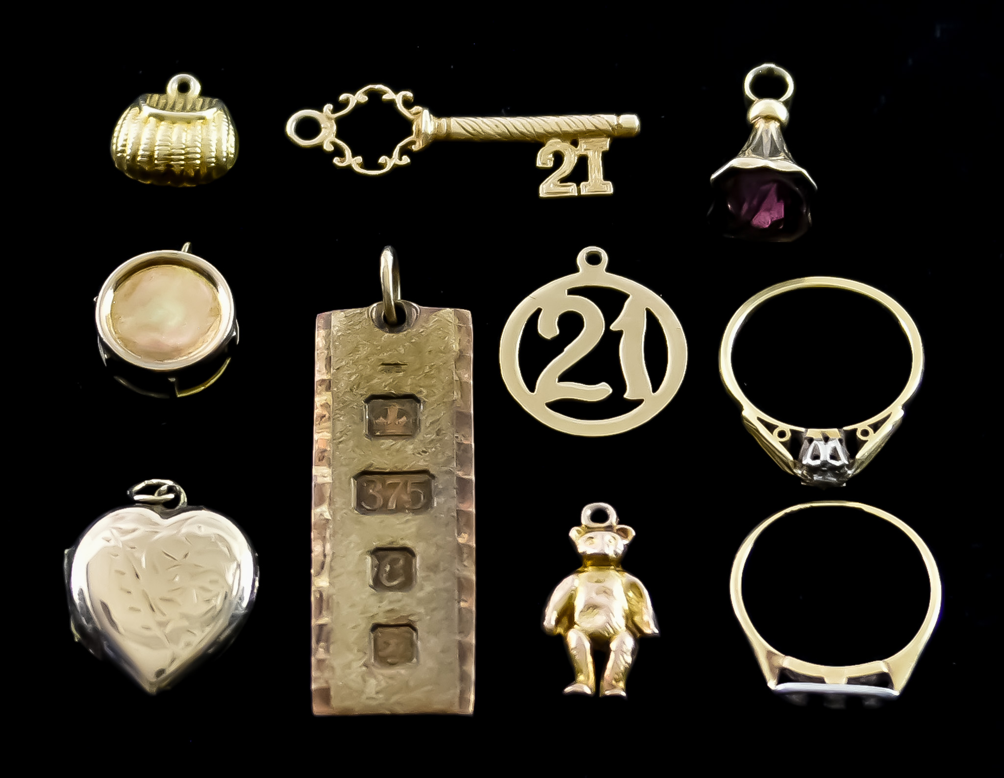 A Mixed Lot of 9ct Gold, comprising - one ingot pendant, 45mm x 15mm, one heart shaped locket,