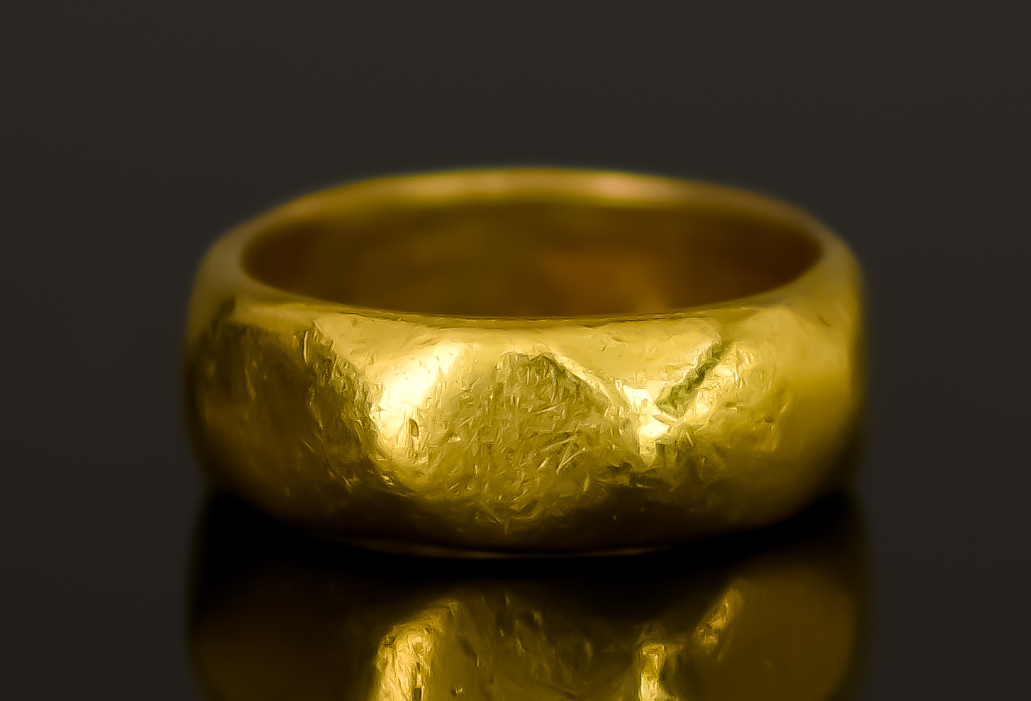 A Yellow Metal Wedding Band, with Oriental script to inside, size O, gross weight 9.4g Note: Metal