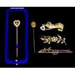 A Mixed Lot of 9ct Gold, comprising - a brooch depicting a hand holding a heart, an amethyst set bar