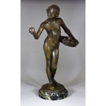 Jean Verschneider (1872-1943) - Bronze figure - Female beauty holding a basket of fruit, signed,