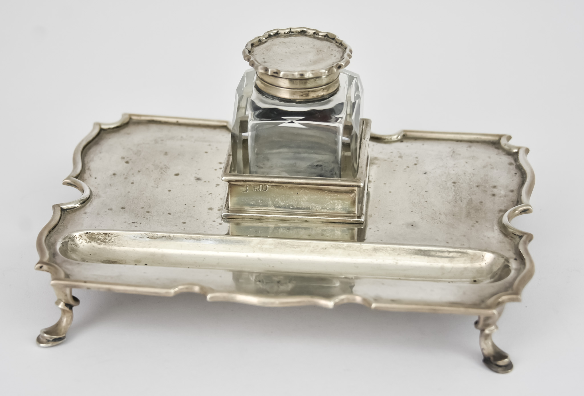 A Late Victorian Silver Rectangular Ink Stand, by Goldsmiths & Silversmiths Co. London 1899, of