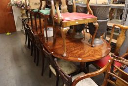 GEORGIAN STYLE AMBOYNA AND MAHOGANY TWIN PILLAR EXTENDING DINING TABLE WITH ONE LARGE LEAF AND TWO