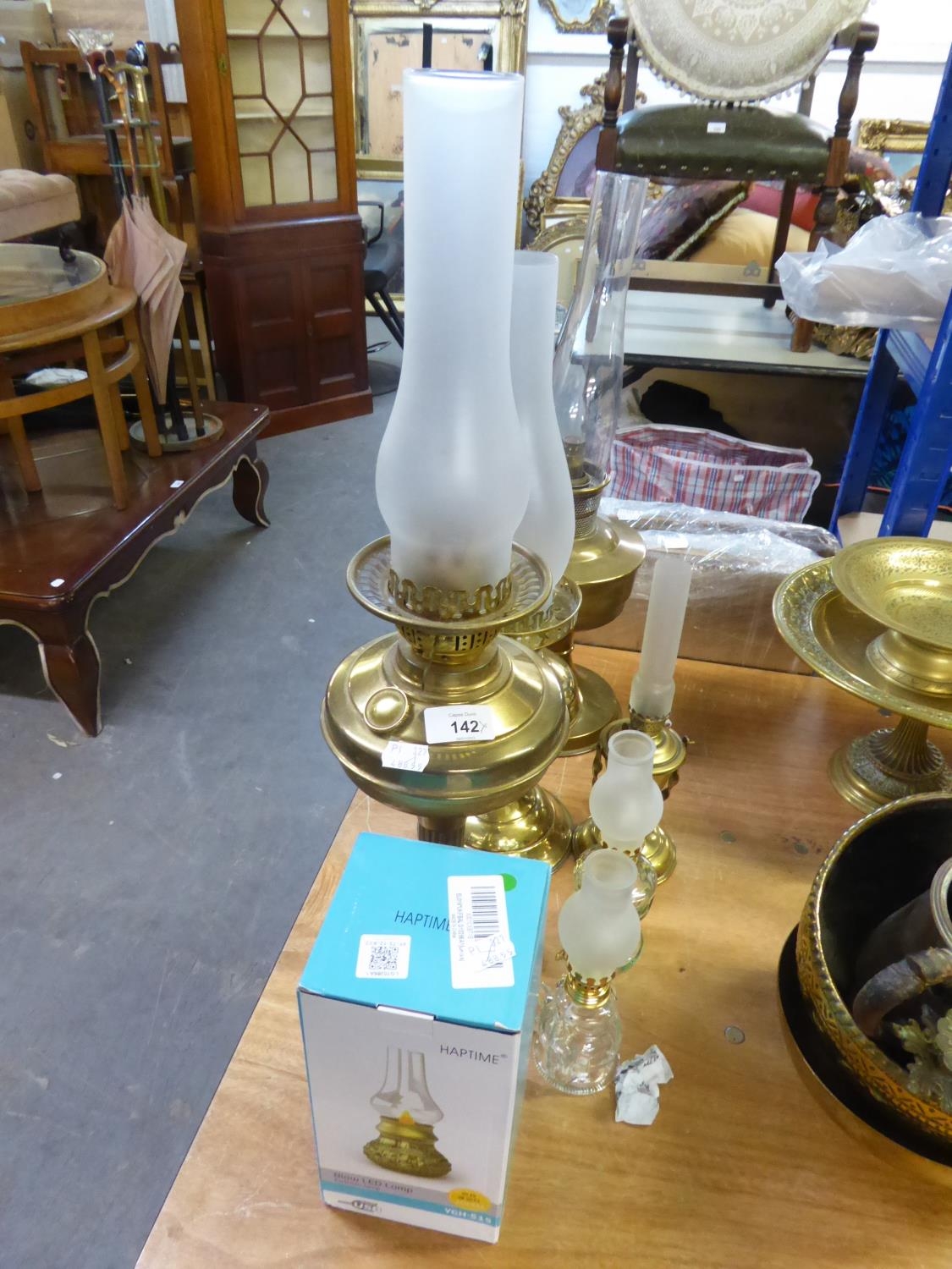 GROUP OF LATE NINETEENTH CENTURY AND LATER BRASS PARAFFIN LAMPS, INCLUDING; A MOUNTED CHAMBER