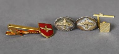 PAIR OF T BAR CUFFLINKS, THE OVAL TOP APPLIED WITH THE INSIGNIA OF THE PARACHUTE REGIMENT, LONDON