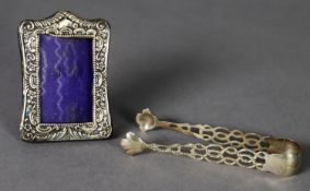 TWO SMALL PIECES OF EDWARD VII SILVER, comprising: EMBOSSED DESK TOP PHOTO FRAME WITH EASEL SUPPORT,