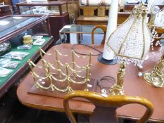 GOLD COLOURED LAMP IN THE FORM OF A LADY AND A TABLE TOP WINE RACK (2)