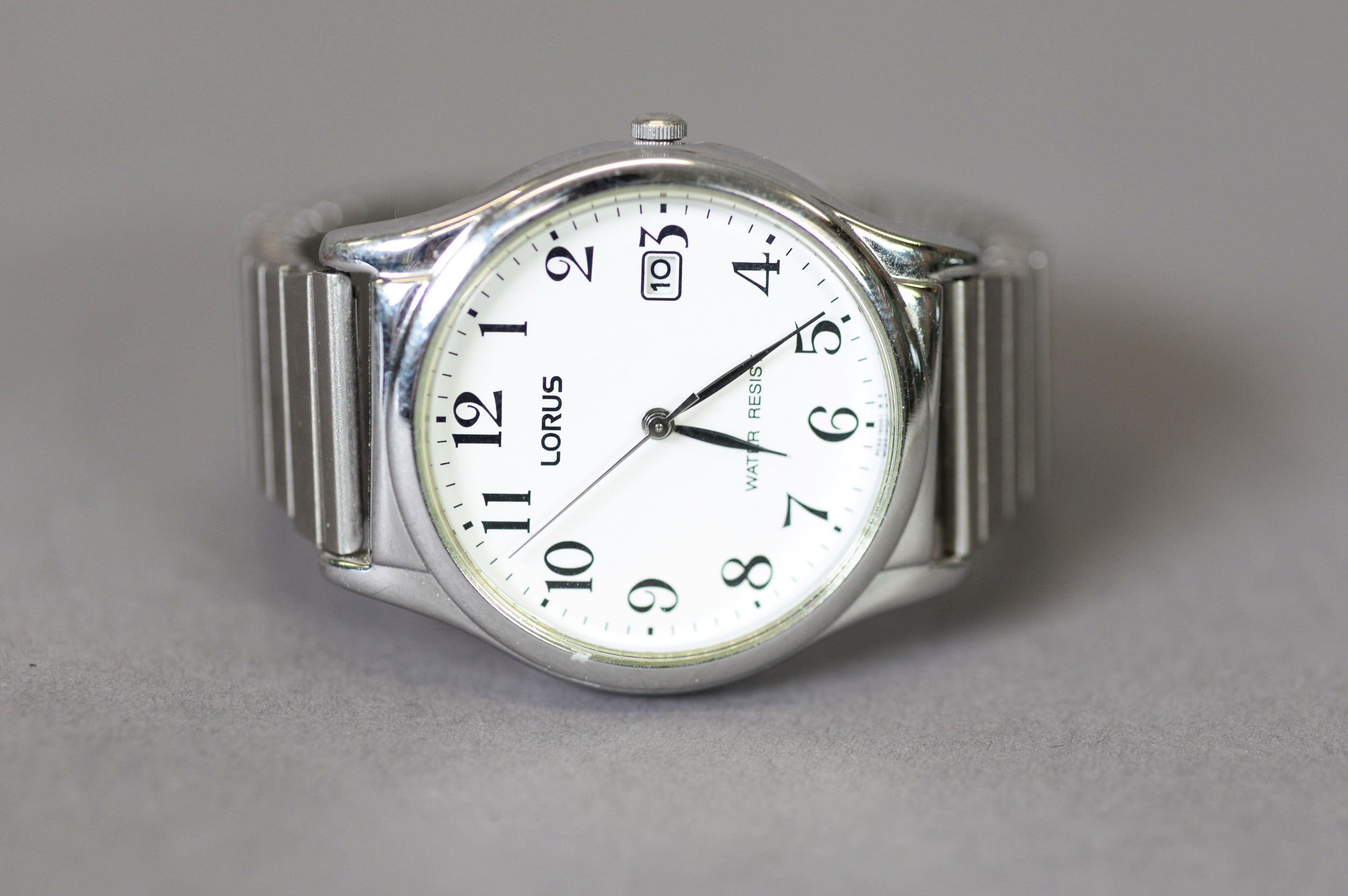 GENTS LORUS QUARTZ WRIST WATCH, WITH CIRCULAR WHITE ARABIC DIAL WITH CENTRE SECONDS HAND AND DATE - Image 2 of 2