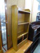 A SMALL MEDIUM OAK OPEN BOOKCASE AND PERIODICAL RACK COMBINED