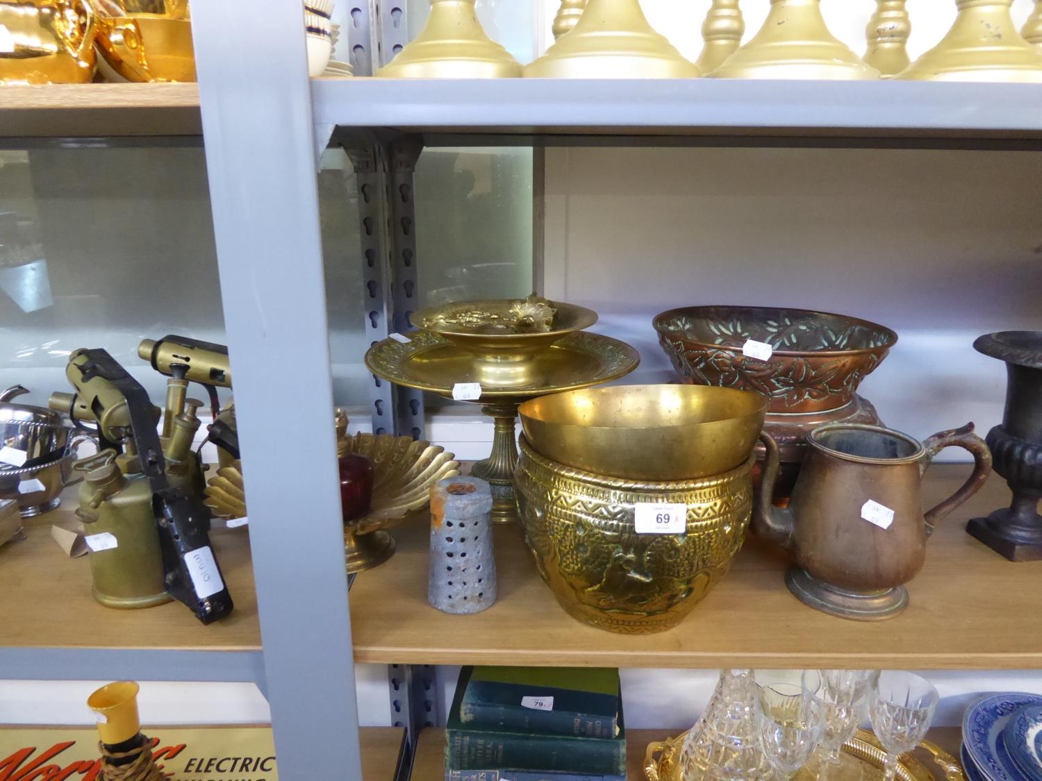 A SELECTION OF COPPER AND BRASS-WARES TO INCLUDE; 3 BRASS BLOW TORCHES, BRAS PEDESTAL STANDS, AN
