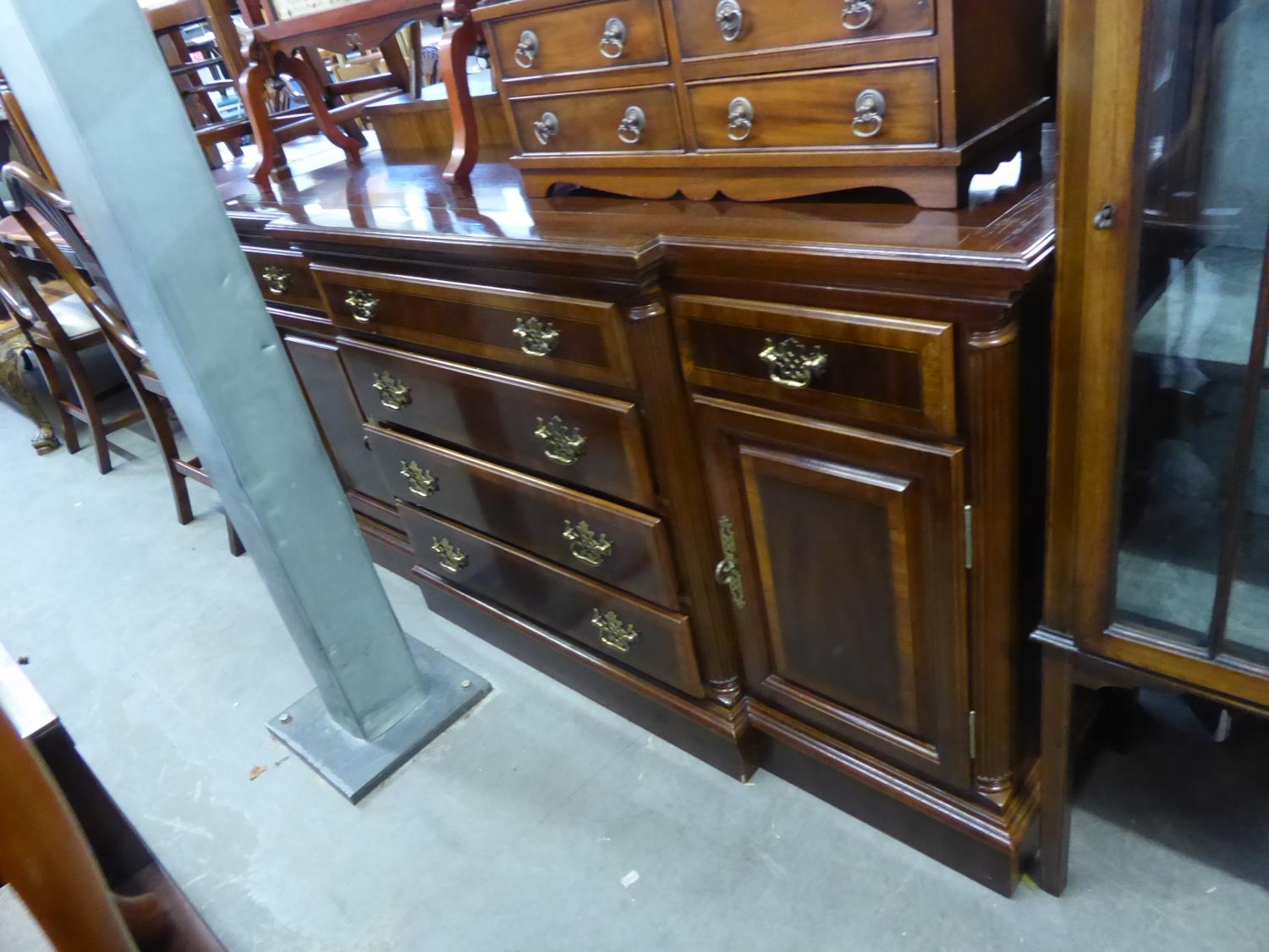 A MODERN MAHOGANY BREAKFRONT SIDEBOARD, HAVING FOUR CENTRAL DRAWERS, FLANKED BY DRAWER OVER CUPBOARD