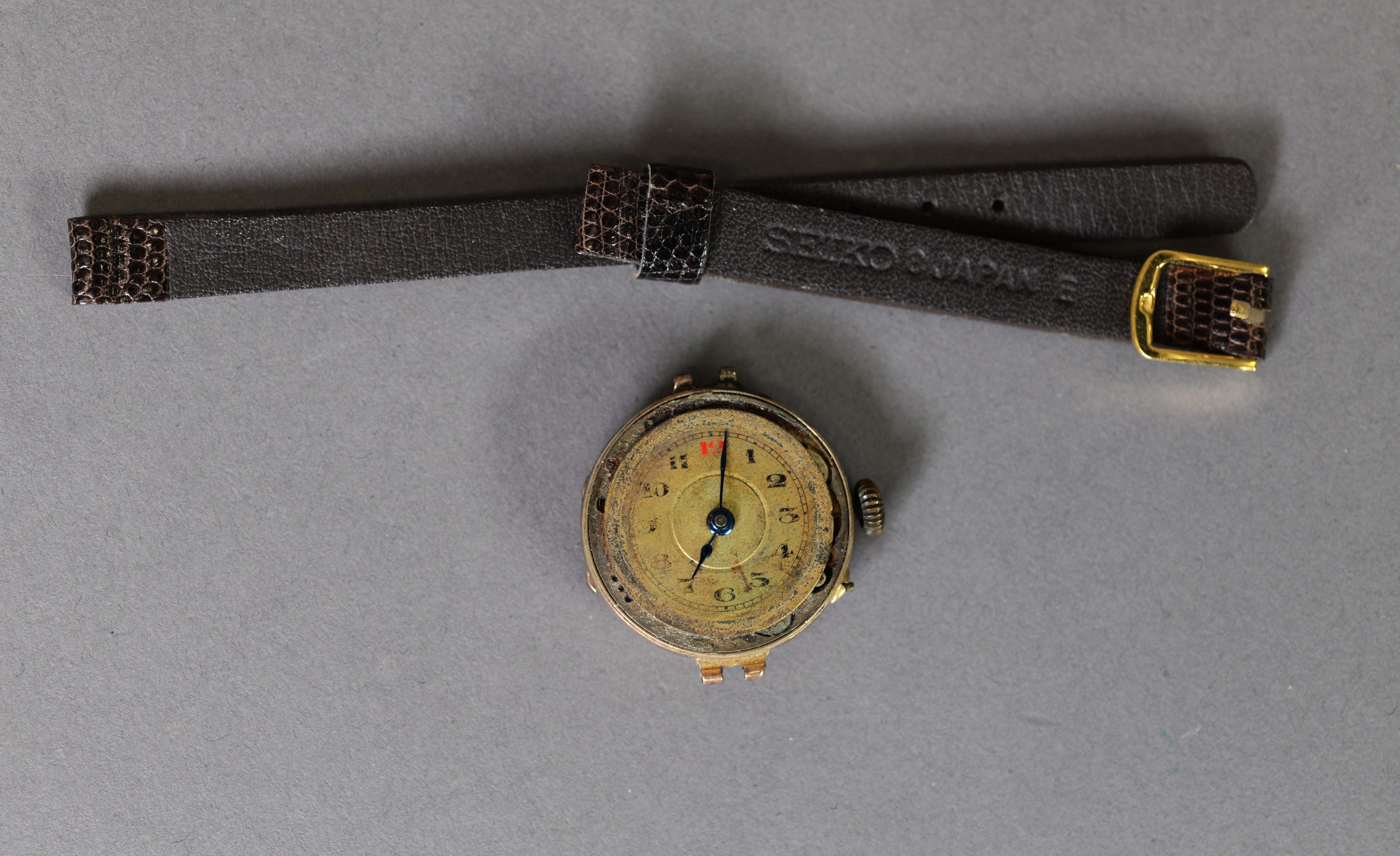 LADY'S VINTAGE WRIST WATCH WITH MECHANICAL MOVEMENT, IN INCOMPLETE 9ct GOLD CASE (NOT WORKING AND NO - Image 2 of 3