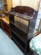 AN OAK FOUR TIER OPEN BOOKCASE, 2’9” WIDE AND A MODERN MAHOGANY TWO TIER OPEN BOOKCASE WITH TWO