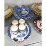 A SET OF SIX BOOTHS ‘REAL OLD WILLOW’ PATTERN POTTERY SIDE PLATES AND FOUR EGGCUPS; A ‘MIDWINTER’