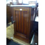 A VICTORIAN MARBLE TOP POT CUPBOARD, HAVING MARBLE TOP ON PLINTH BASE