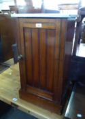 A VICTORIAN MARBLE TOP POT CUPBOARD, HAVING MARBLE TOP ON PLINTH BASE