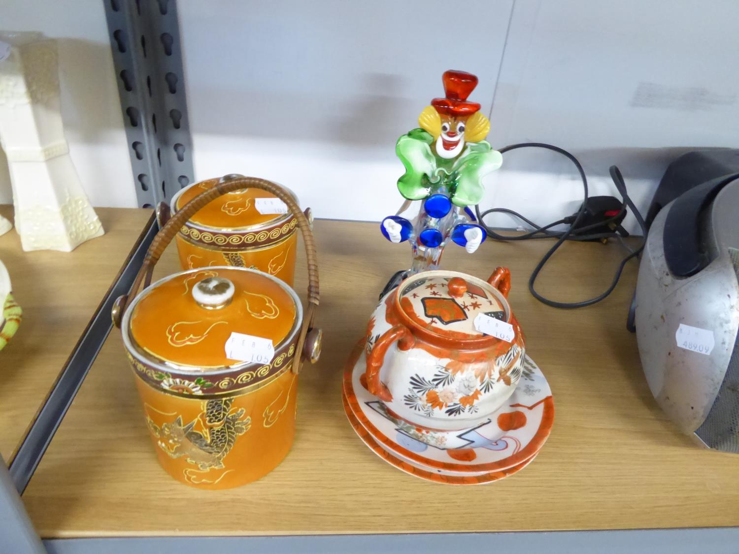 A MURANO GLASS COLOURED CLOWN, AND FIVE PIECES OF JAPANESE PORCELAIN TO INCLUDE; 2 CANISTERS,