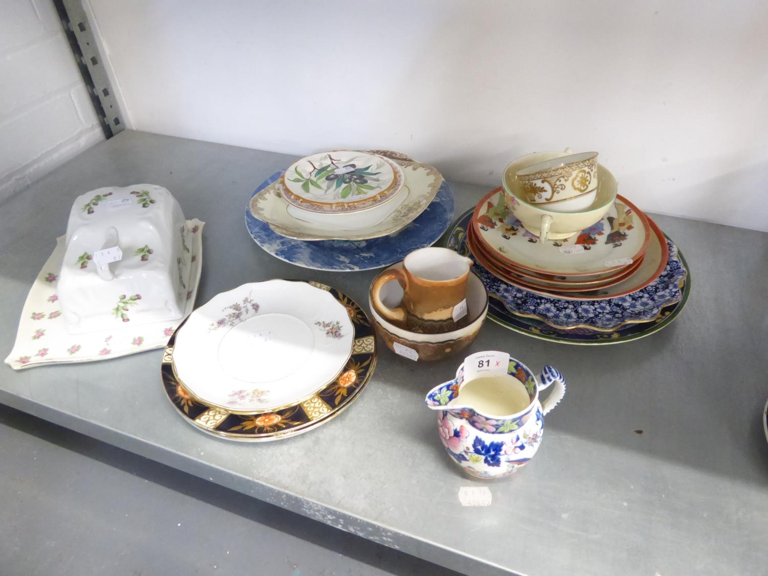 MIXED CHINA AND CERAMICS TO INCLUDE; BUTTER DISH AND COVER, WEDGWOOD LEAF EMBOSSED PLATE, JAPANESE