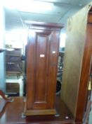 A MAHOGANY SMALL NARROW CUPBOARD, HAVING PANEL DOOR AND INTERIOR FITTED SHELVES (94.5cm high x 36.